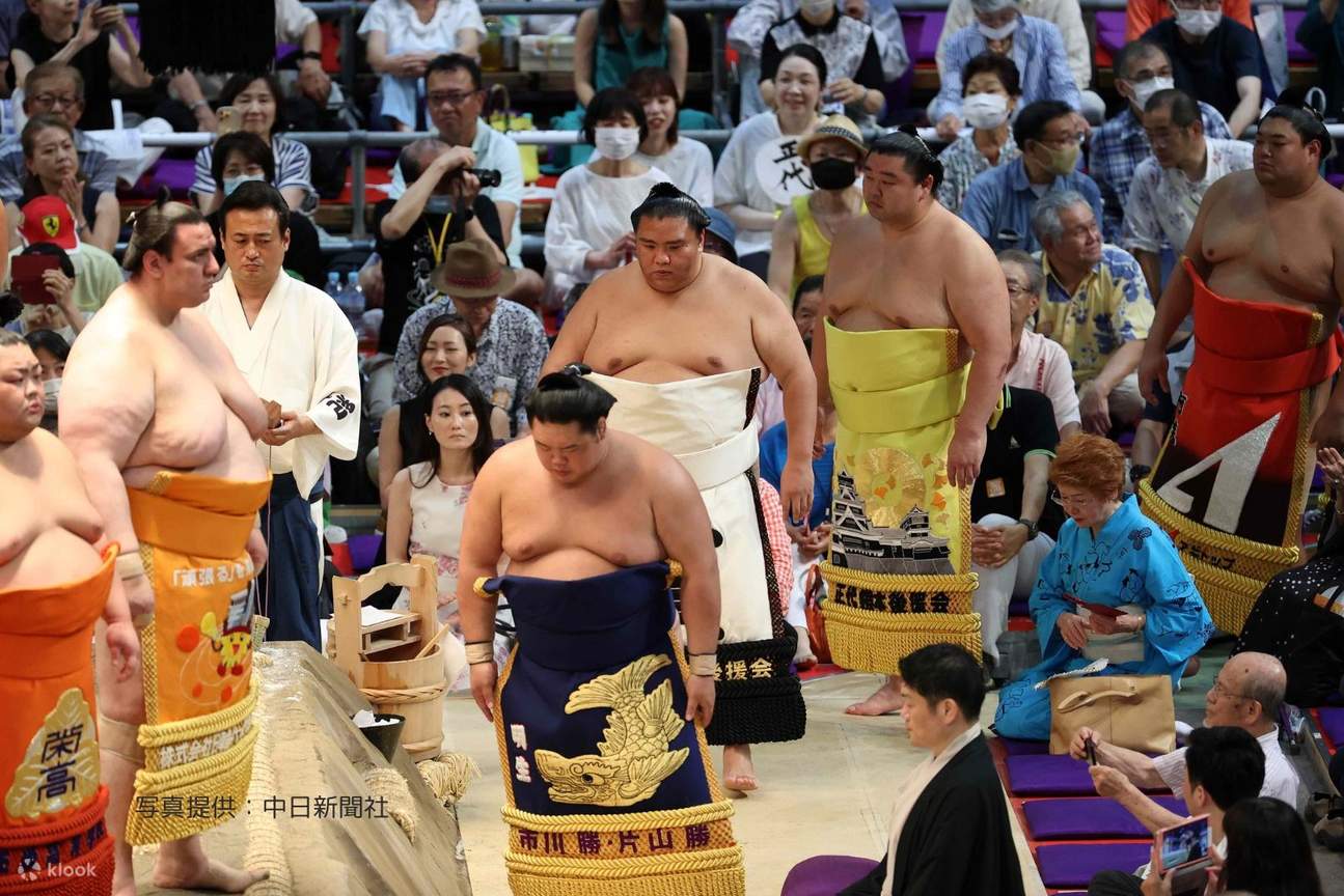 Sumo Wrestling Watching and Misokatsu Yabaton Join In Half