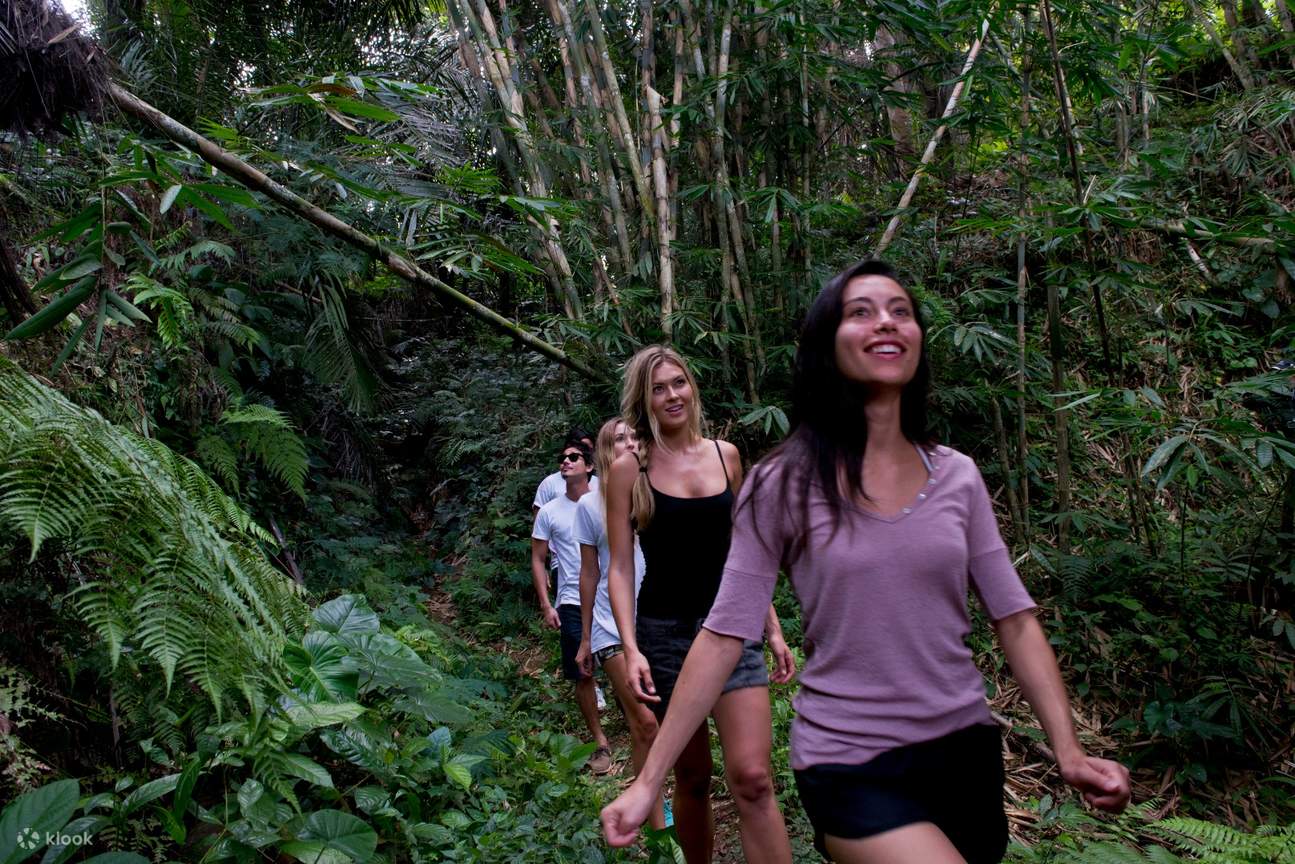 Люди, гуляющие по Бали