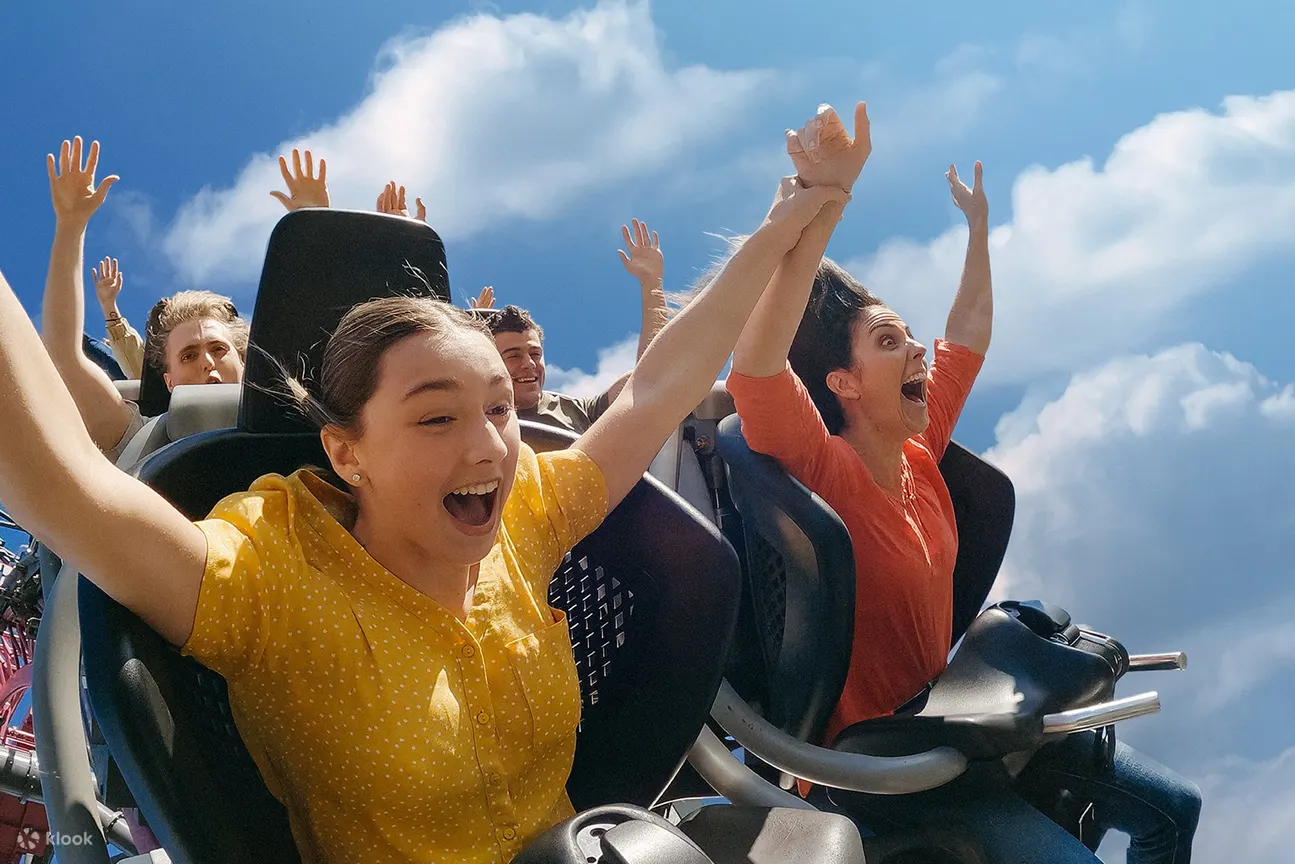 体验 HyperCoaster 云霄飞车，感受令人兴奋的刺激感