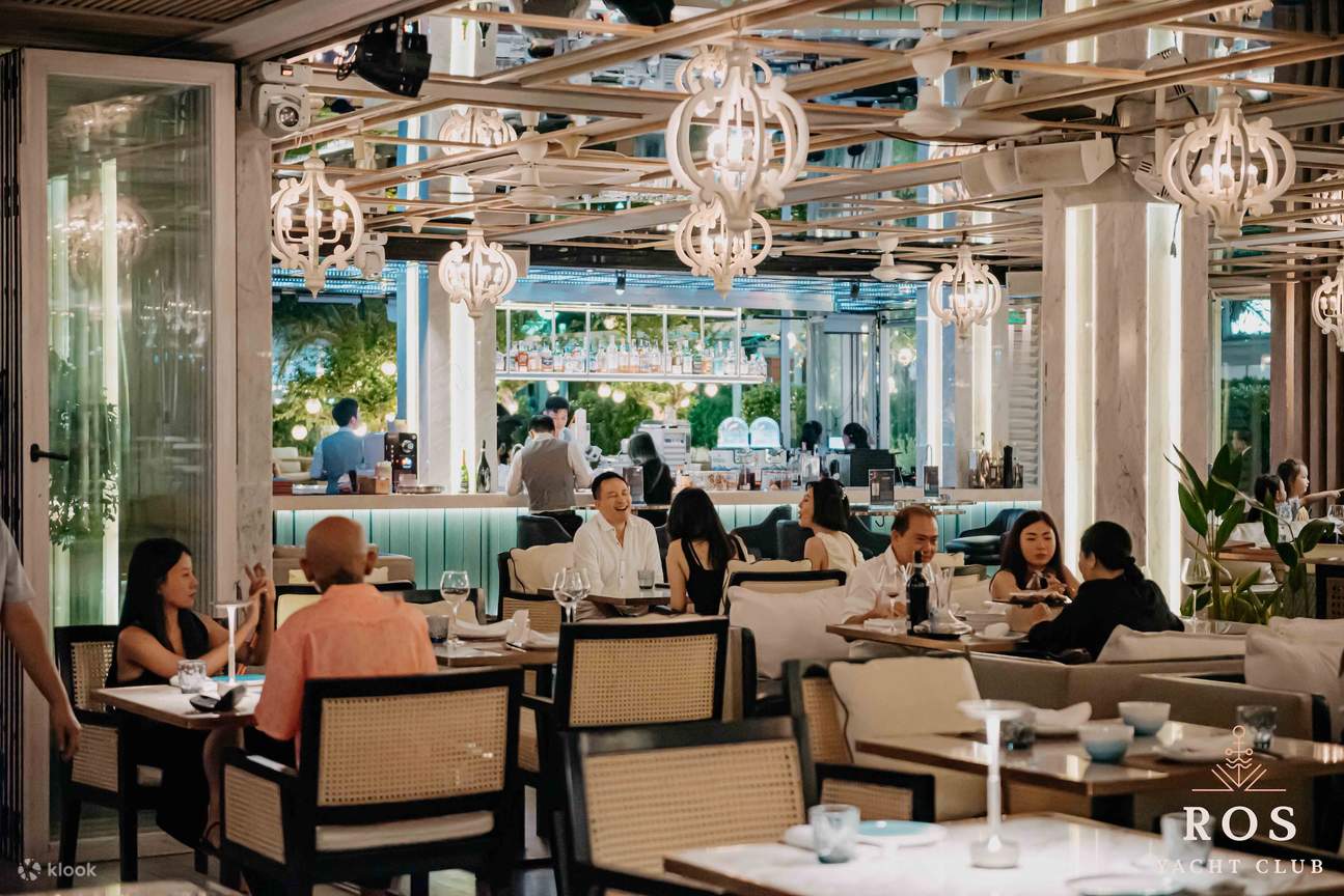 ไฮทีริมแม่น้ำ โดย เรือสำราญรอส