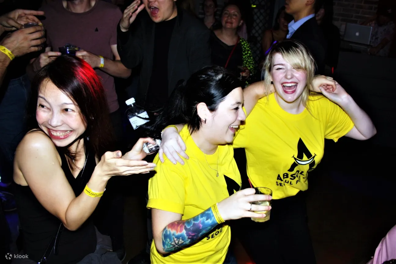 女孩们在 pub crawl hongdae 聚会