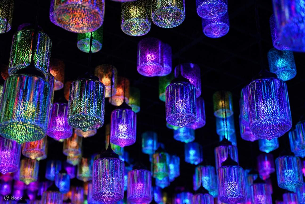 Keindahan visual yang memukau, bagaikan ilusi yang indah dan mempesonakan.