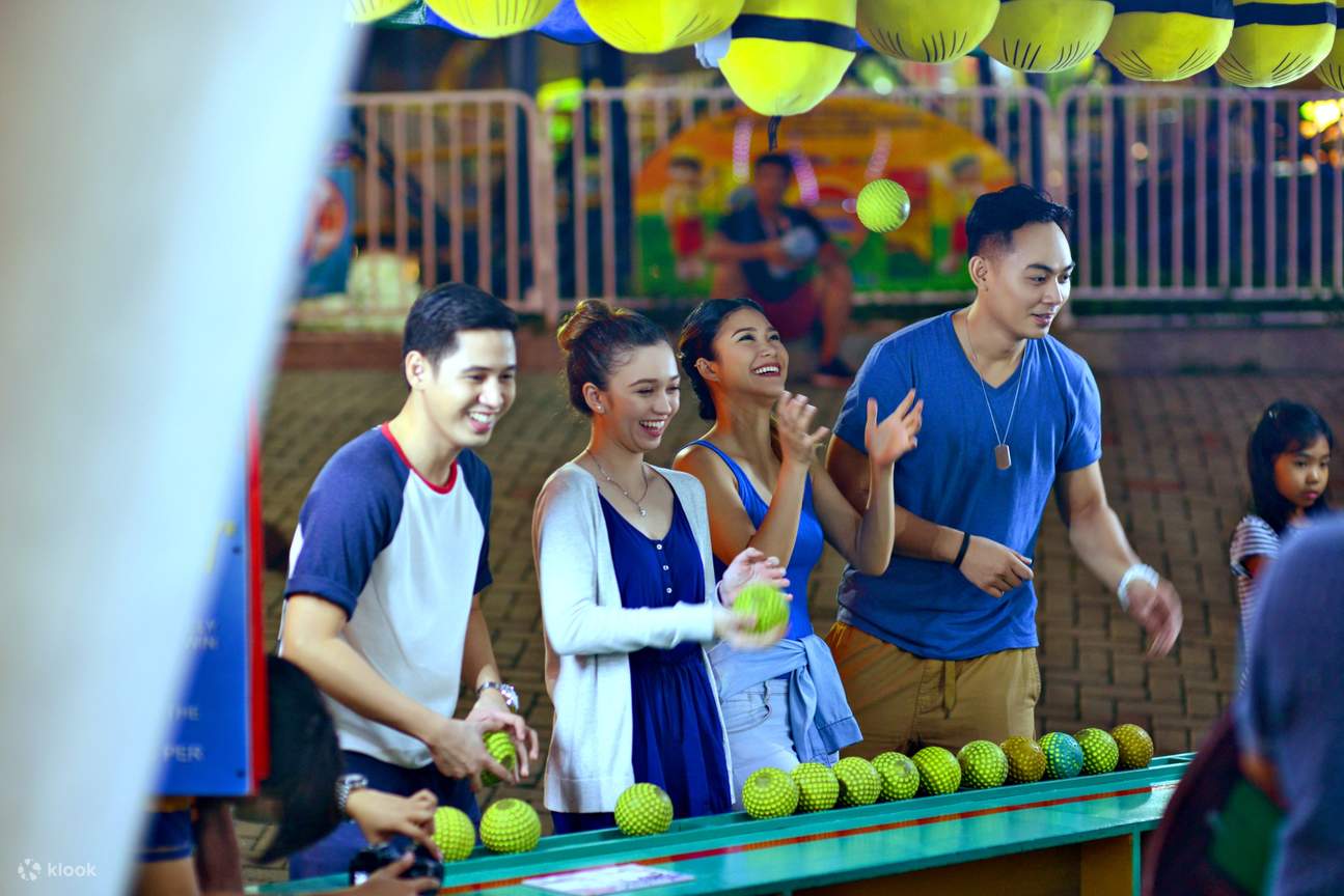 mọi người chơi trò chơi lễ hội vào ban đêm