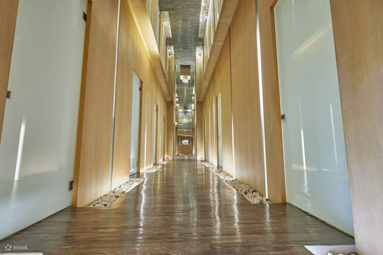 自由館隱藏在喧鬧城市中的纖體SPA，寬敞的接待大廳，挑高的簡約造型空間，擁有纖體儀器結合多種技術，提供全面的身體塑形和美容療程