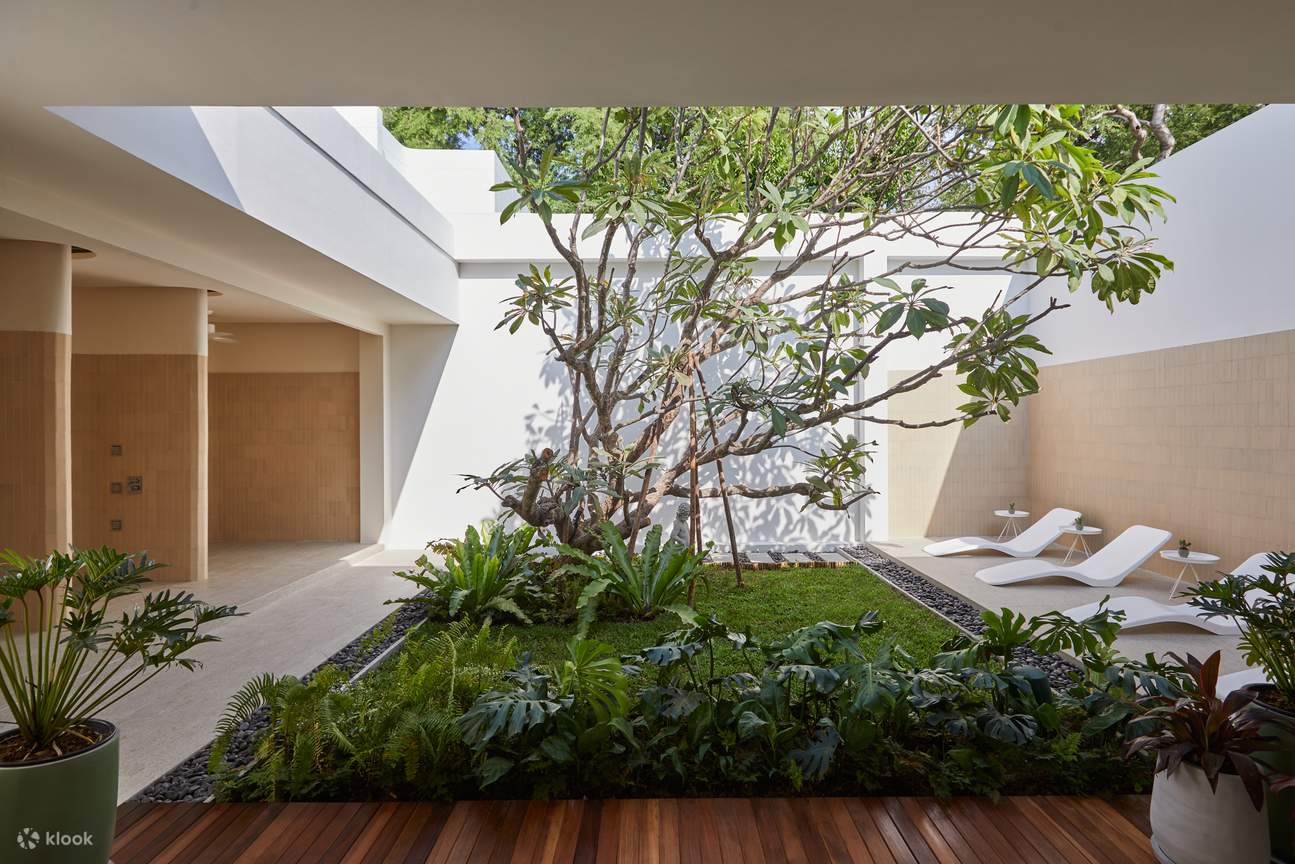 복잡한 도시에서 벗어나 더 스탠다드 스파 후아힌에서 편안한 휴식을 즐겨보세요.