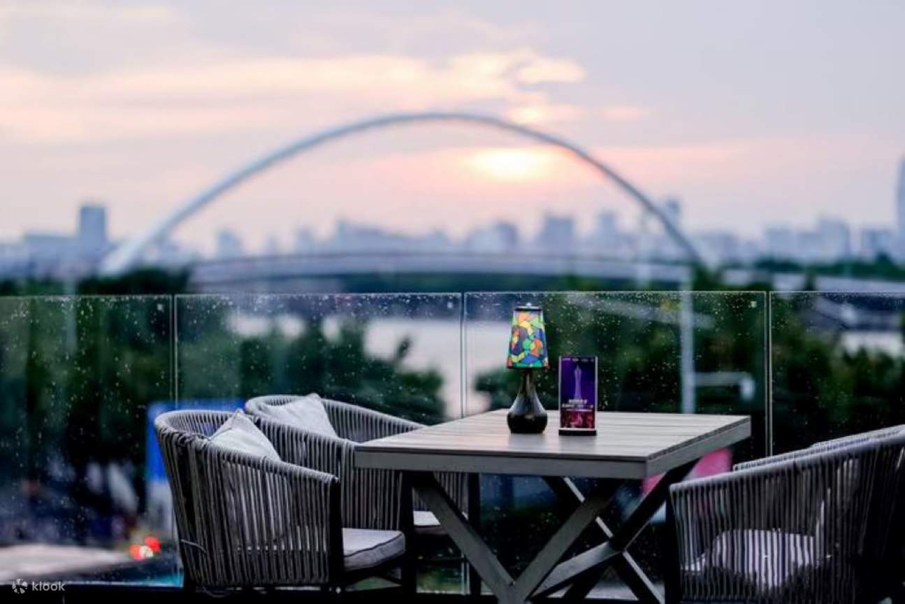 Sitting alone on the terrace, order a drink, watch the boats go back and forth, and let your thoughts drift away with the evening breeze.