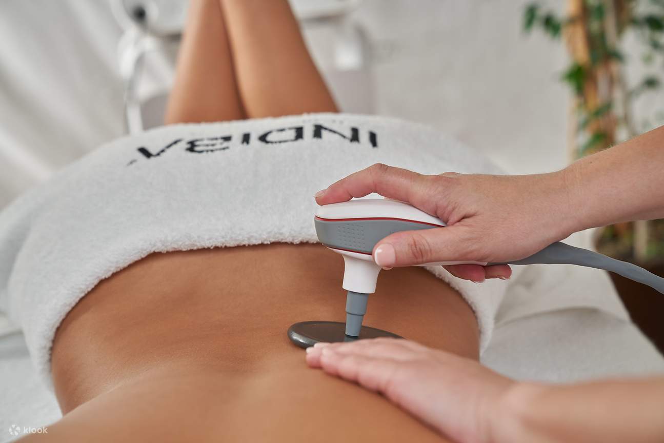 科技雙效深層緊塑 110分鐘：INDIBA 的熱能傳導作用，透過專屬的金屬平滑探頭，將能量傳遞到體內， 精確直達皮膚深層，刺激離子產生熱能， 提高體內溫度，不需要破壞就能幫助身體活絡循環