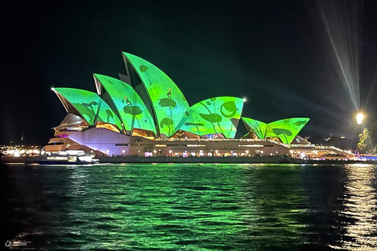 Die berühmten Segel von Sydney leuchteten hell
