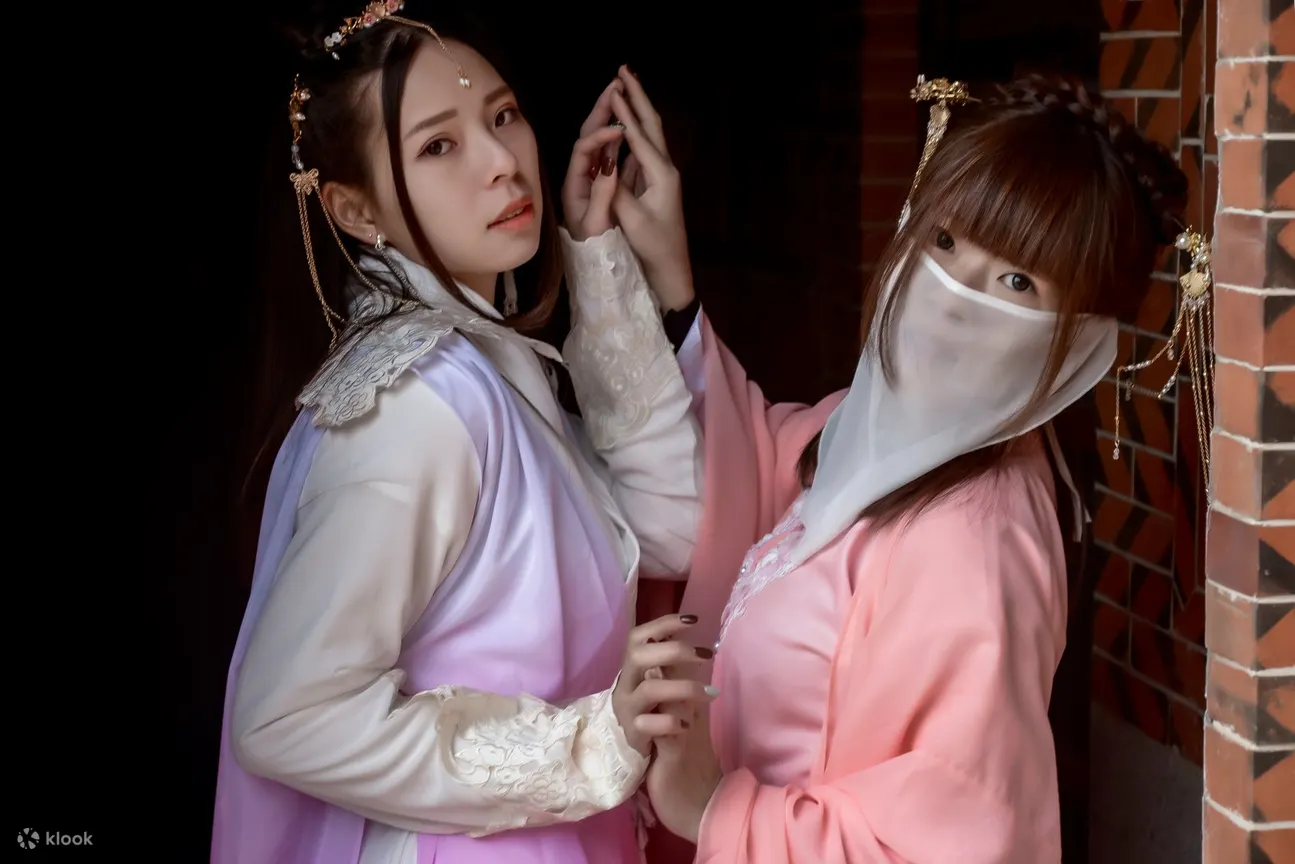 穿着汉服的两个女生