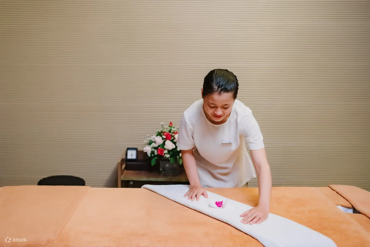 工作人员准备水疗