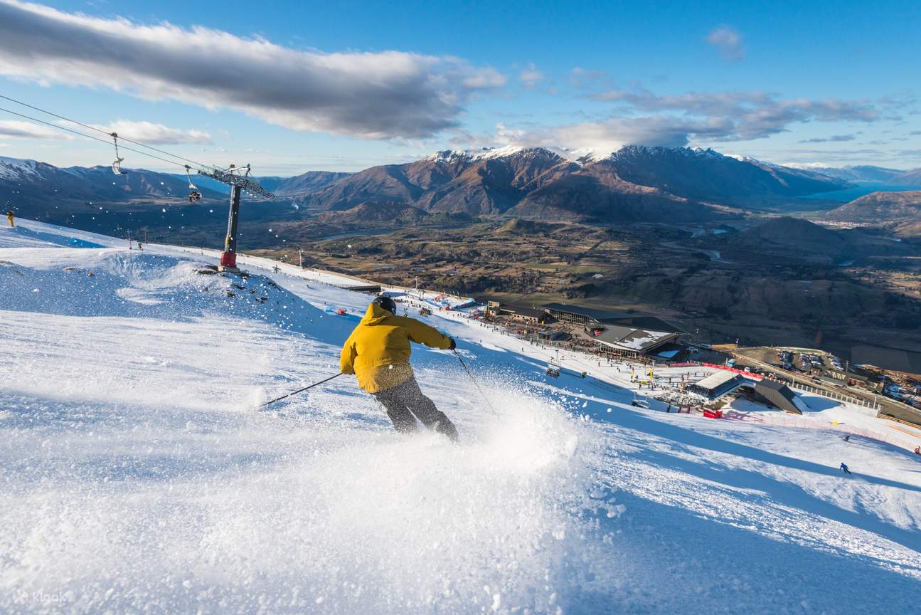 Esquí en Coronet Peak Ski Resort con equipo de alquiler y ropa alquilada