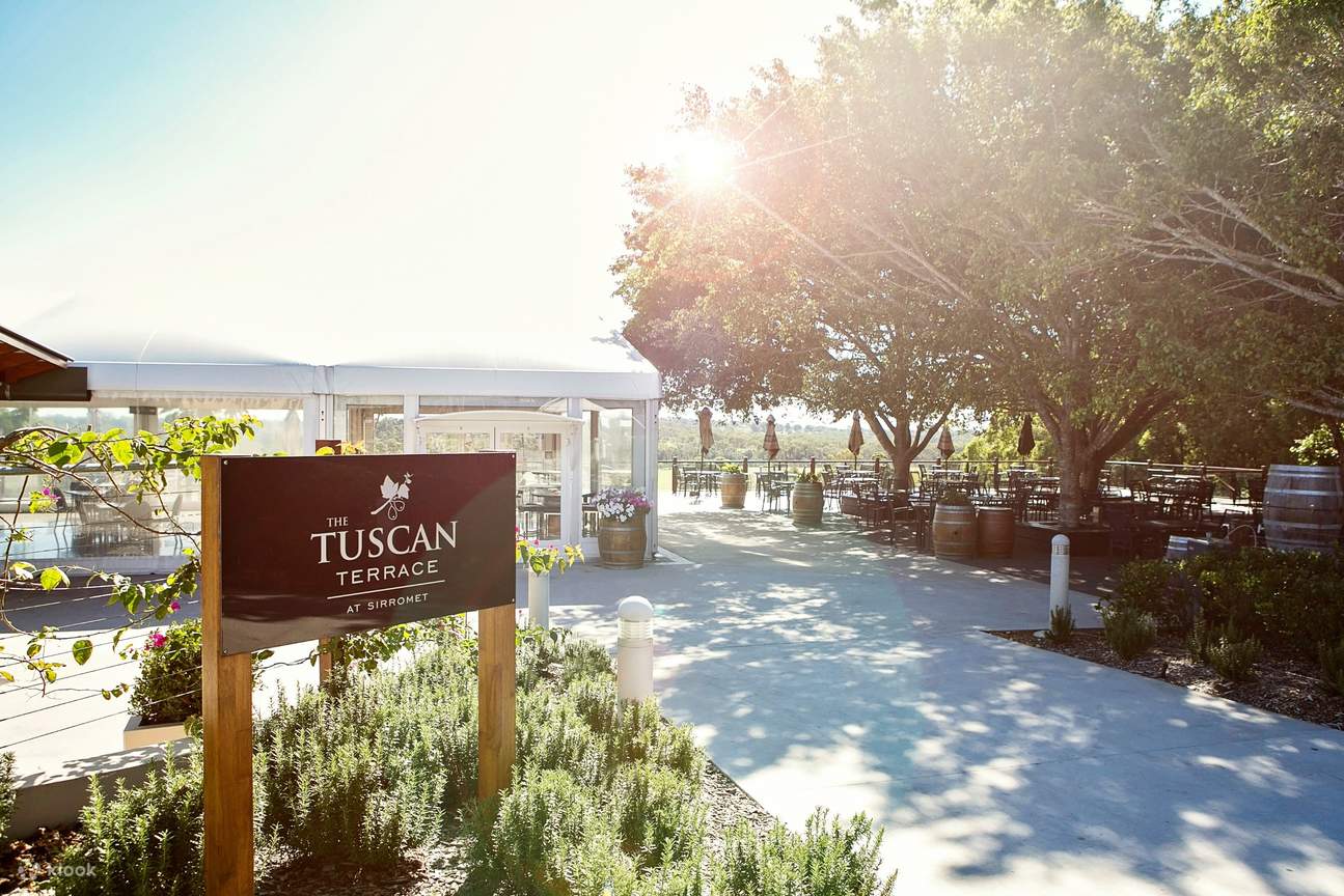 シロメット・ワイナリー (Sirromet Winery) で、トスカーナ風の雰囲気の中でワインを試飲しましょう。