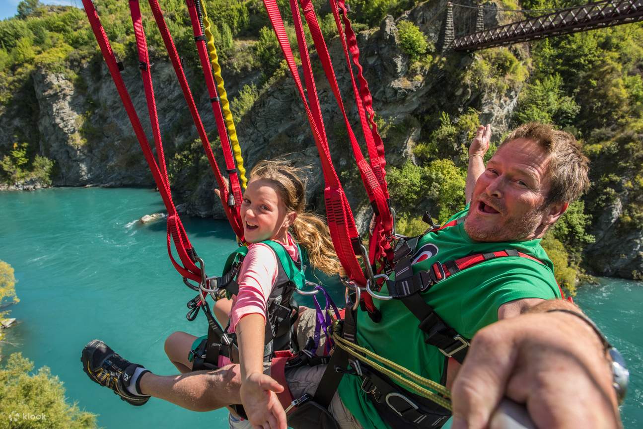 Tirolesa en tándem en el puente AJ Hackett Kawarau