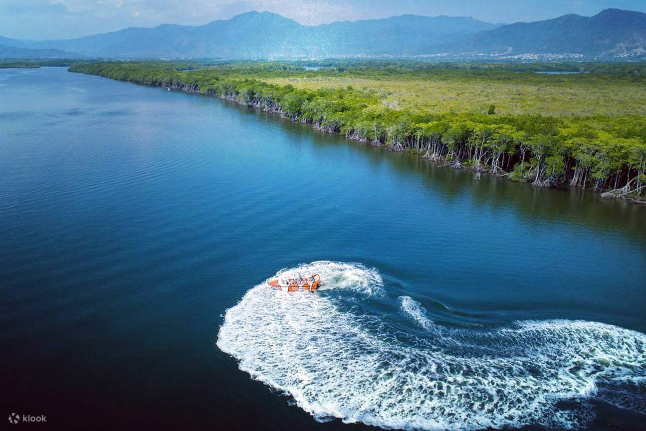 Наблюдайте за дикой природой, включая крокодилов, весело плескаясь вдоль живописной набережной Кэрнса с друзьями.