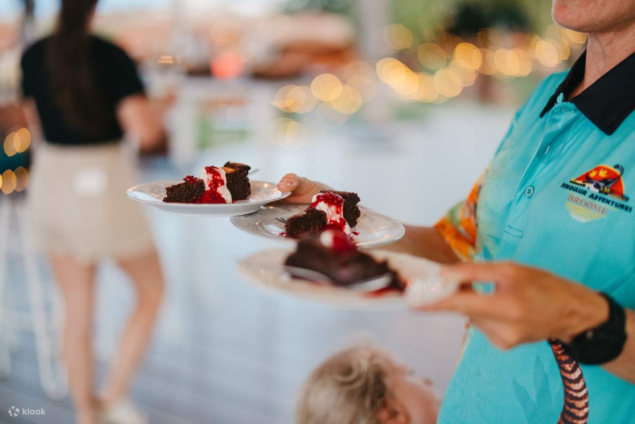 Kek Coklat Tanpa Tepung Fudgy yang dihidangkan pada penghujung hidangan tapas di lokasi tepi pantai kami yang mempesonakan