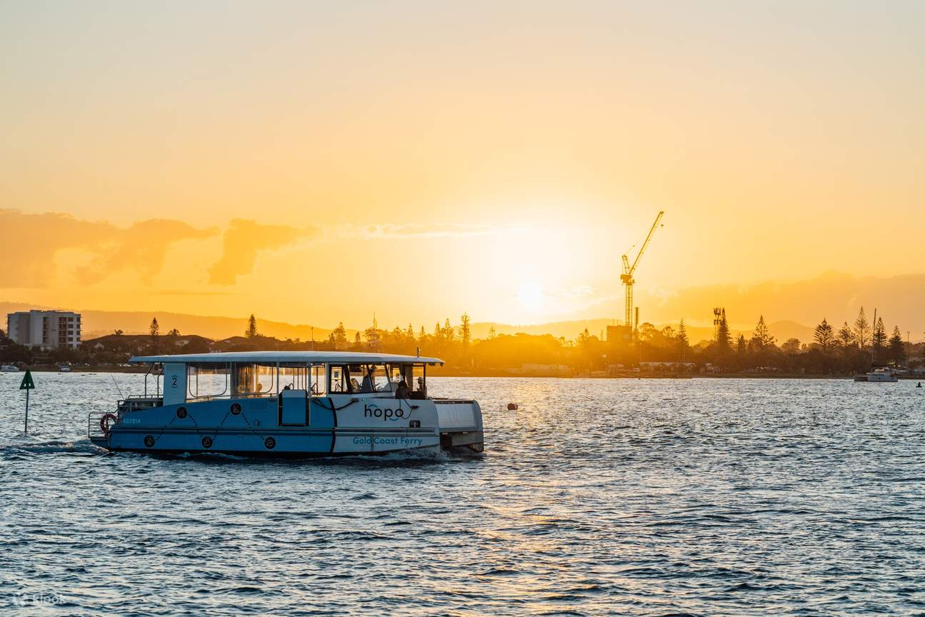 搭乘輕鬆的黃金海岸遊船，在水上欣賞日落美景
