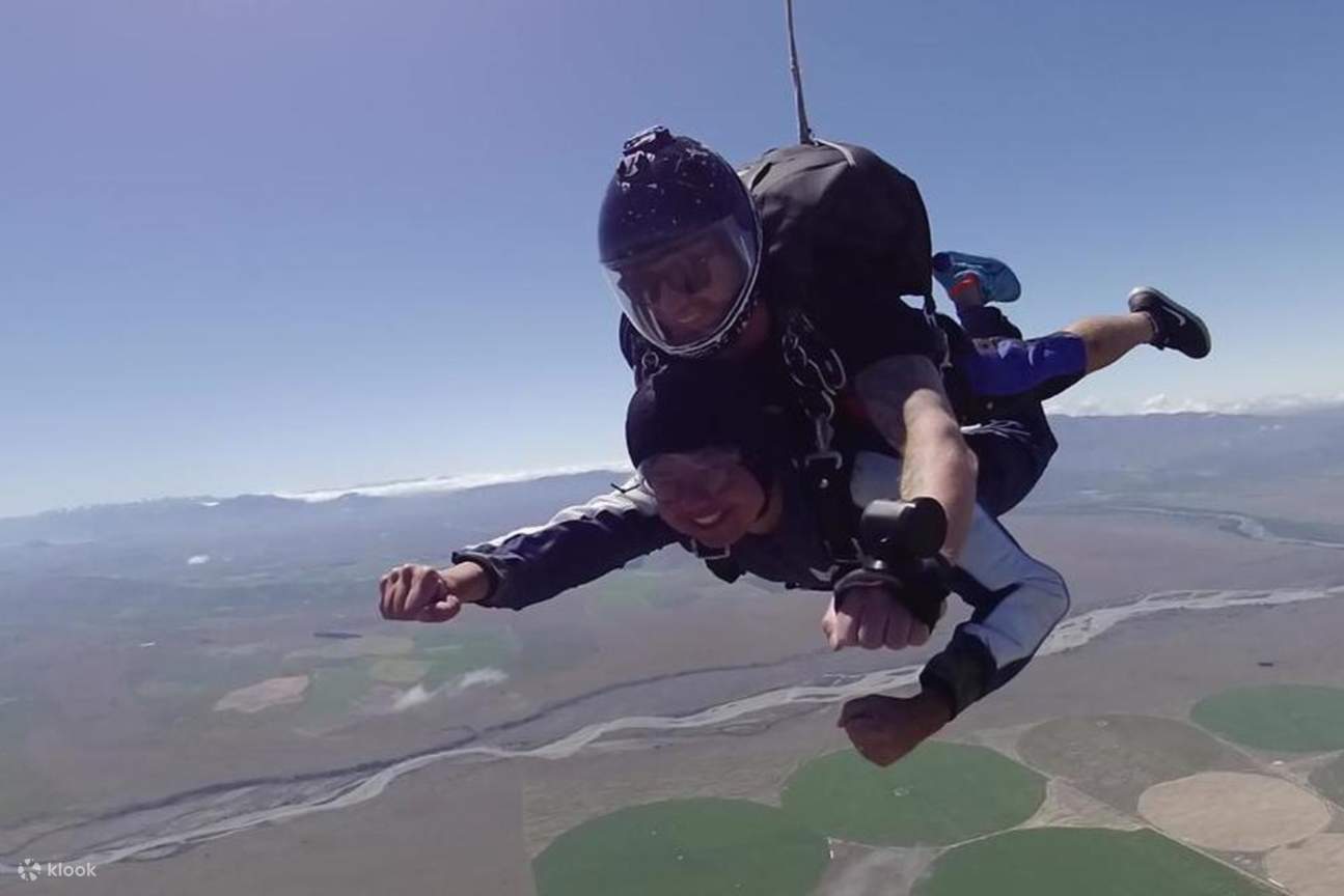 Skydiving dengan pemandu profesional