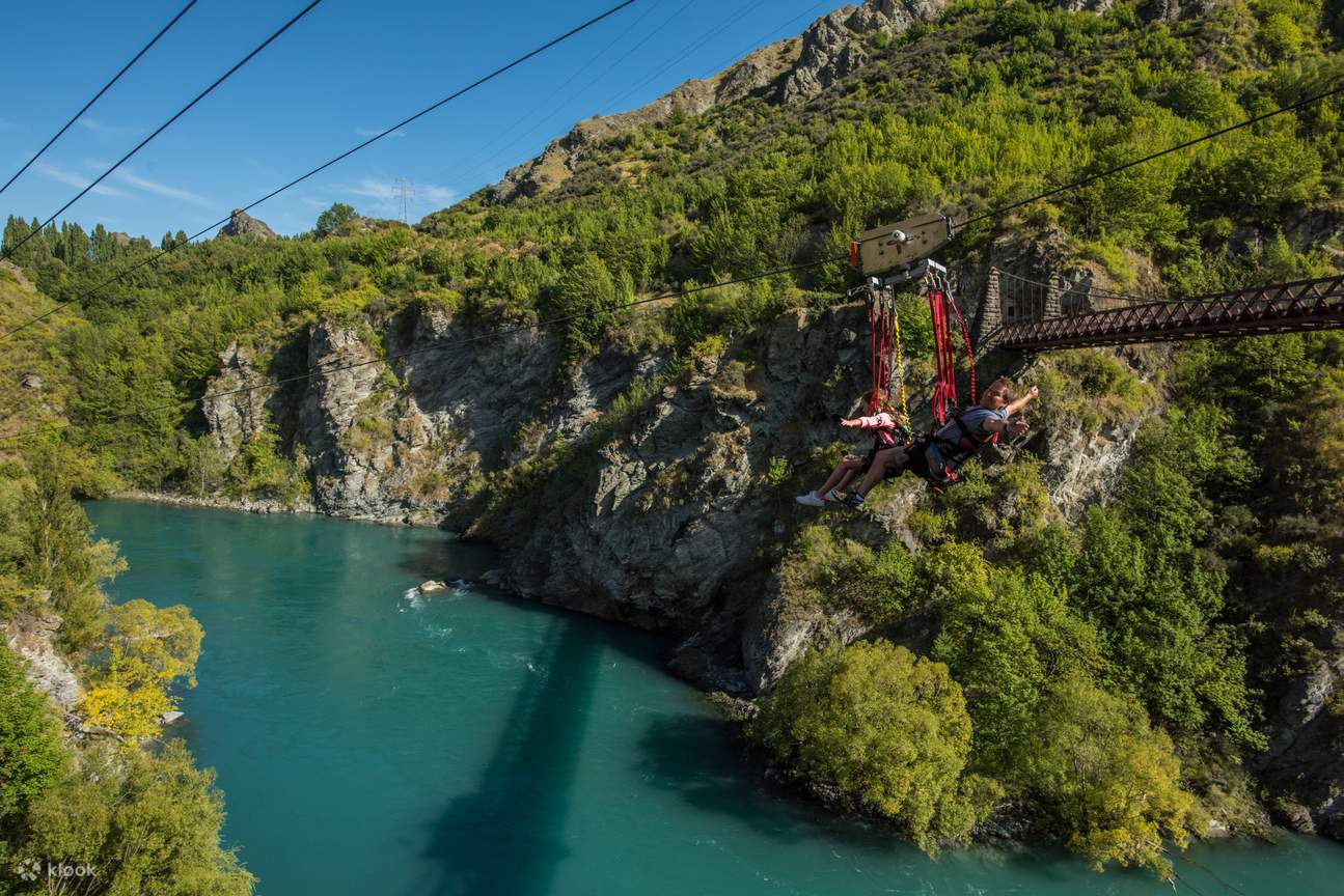 Семья катается на зирайде на каварау в банджи-центре AJ Hackett
