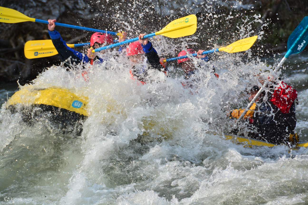 在炎炎夏日，享受沁凉水花带来的畅快感。