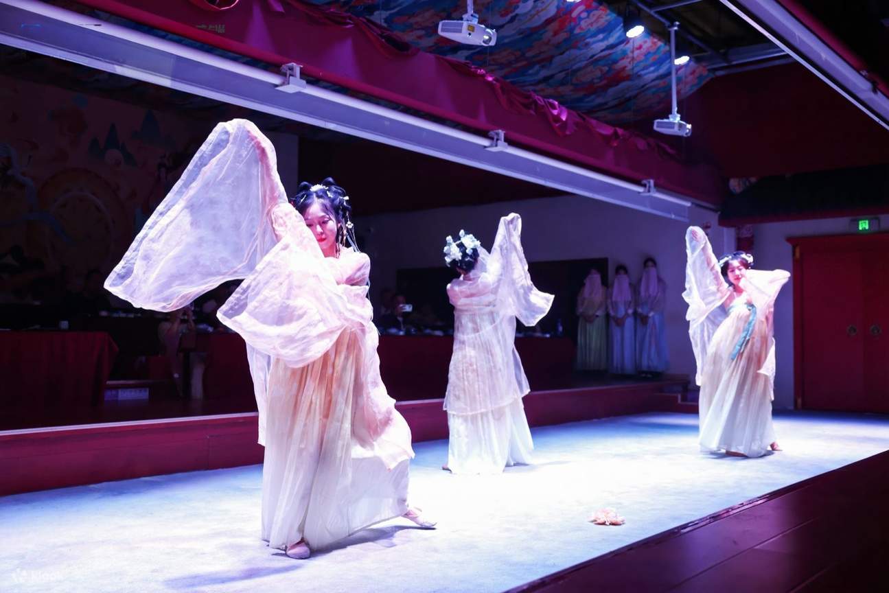 演员会主动与观众互动，比如递上 “宫廷信物”、邀请参与投壶，眼神和动作充满亲和力，瞬间拉近与观众的距离