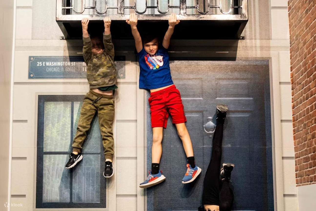 Esplora illusioni strabilianti che sfidano la percezione e stimolano l'immaginazione al Museum of Illusions di Chicago