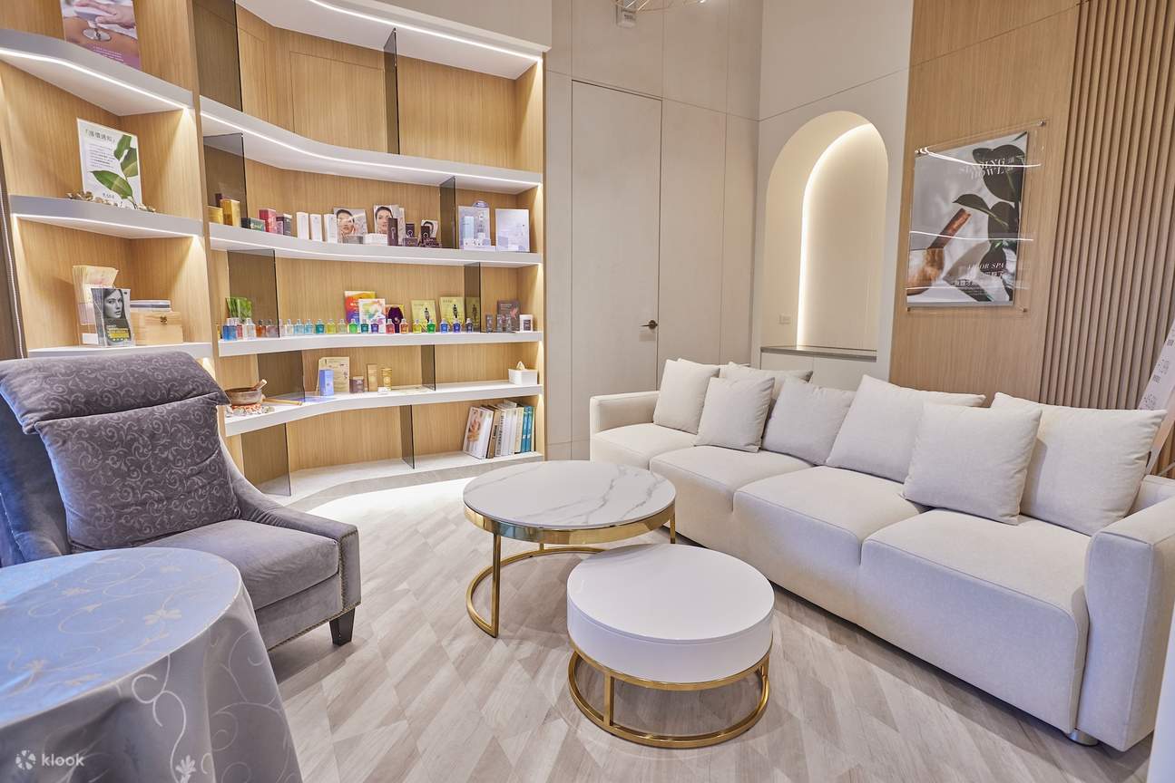 五福館擁有開放、寬敞的室內空間，大型窗戶和明亮的照明。加入亮色的傢俱或裝飾品以增加視覺對比度，營造乾淨、明亮的氛圍，使空間更加舒適