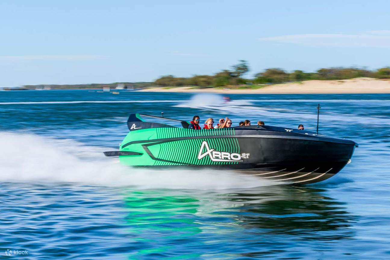 lancha a motor a toda velocidad