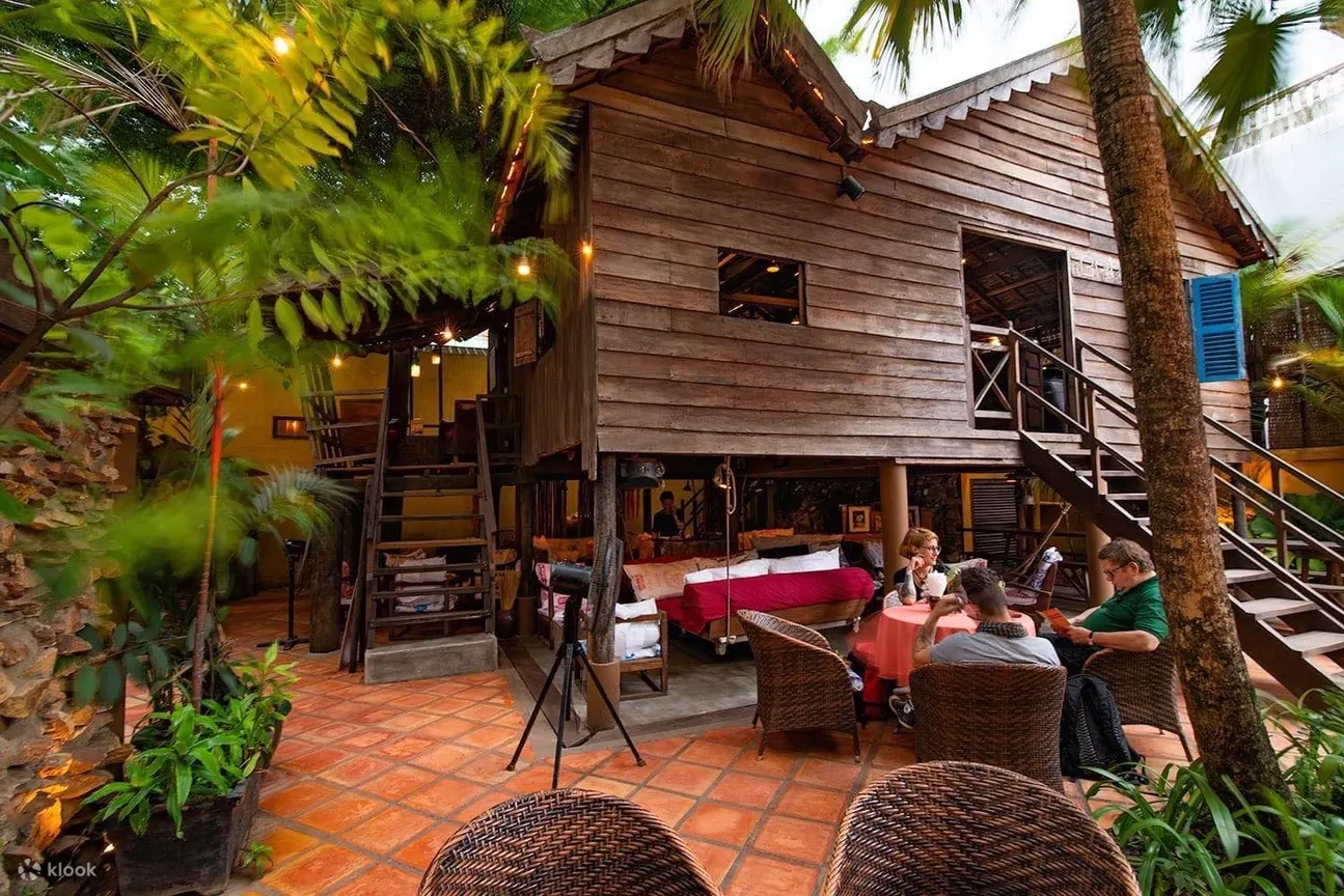 在 OLD KHMER WOODEN HOUSE BAR 品尝当地啤酒。