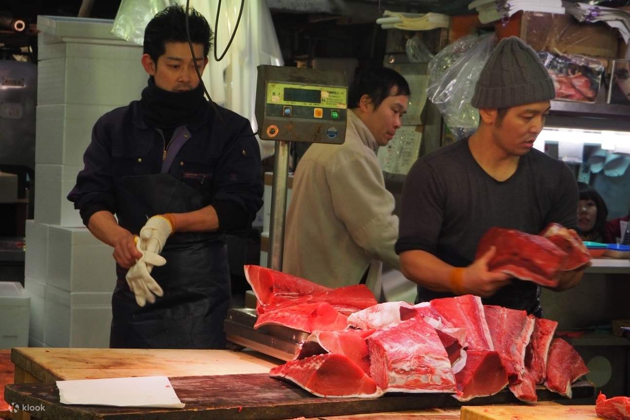 漫步其中，惊叹于数以千计的海鲜和食材，了解日本的烹饪文化