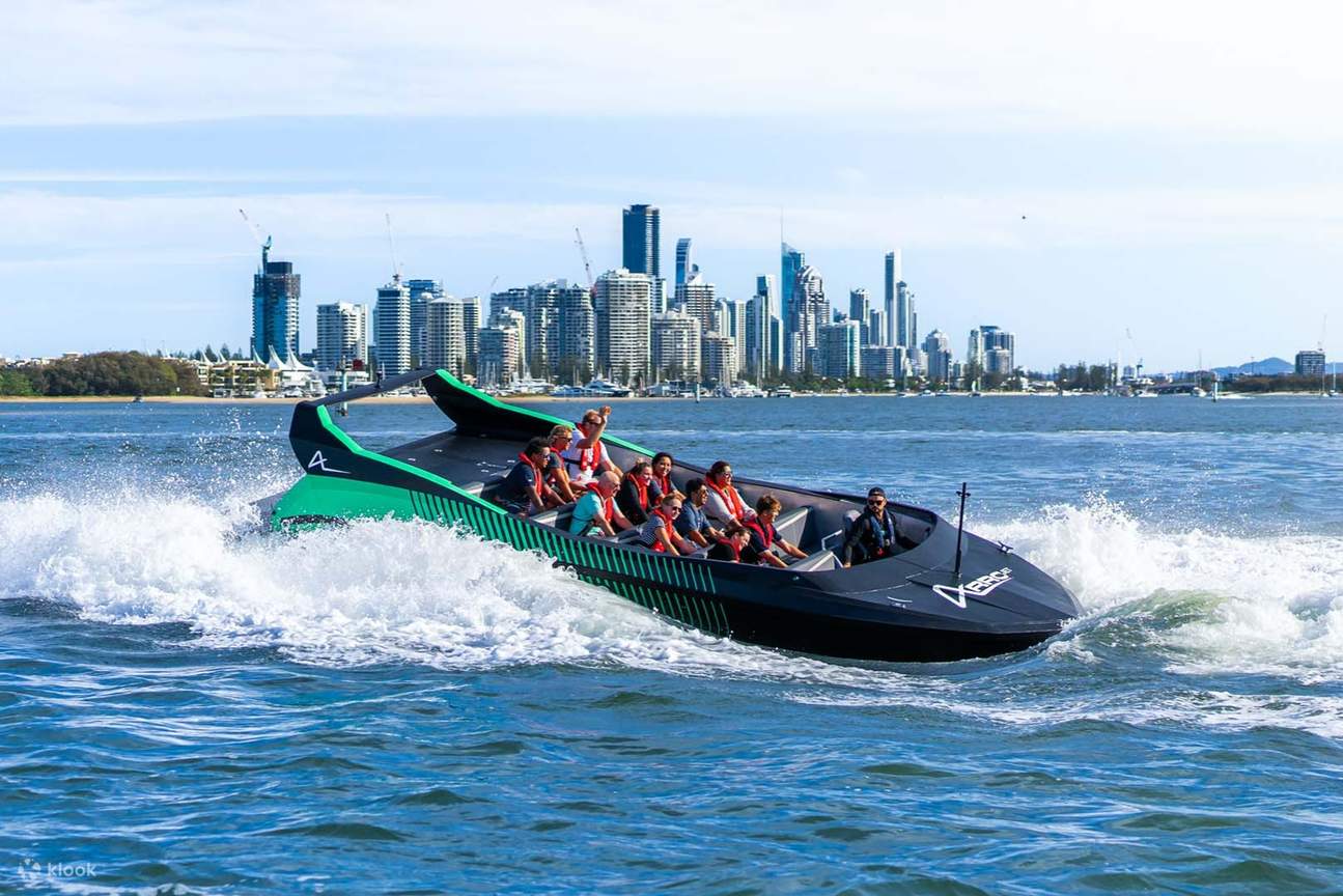 jet boat con skyline della Gold Coast