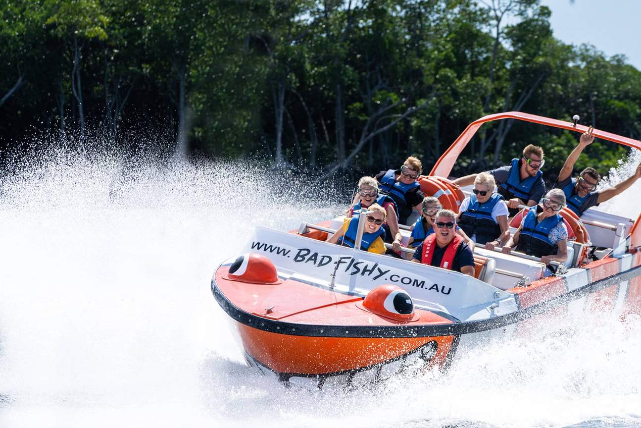 在這趟難忘又充滿水花的冒險中，捕捉凱恩斯海岸線的迷人回憶