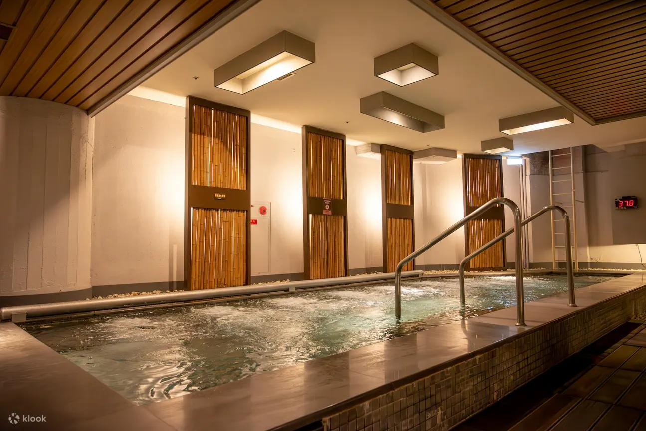 The public bath covering an area of nearly 400 square meters is a naked bath for men and women. Its facilities include a white sulfur spring pool, a SPA pool, a cold pool, an oven, a steam room, a shower area, a grooming rest area and exclusive clothing a