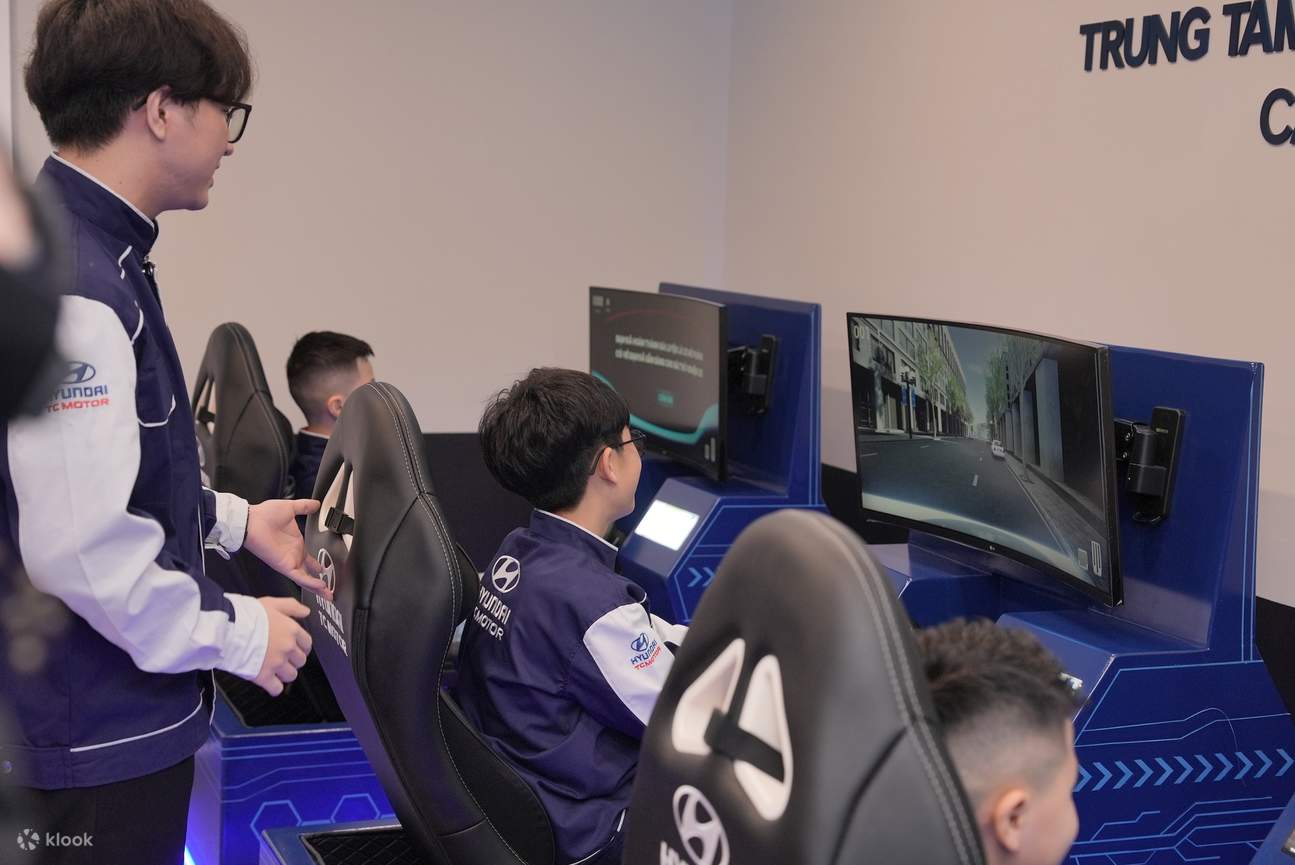 Conviértete en un ingeniero de pruebas automotrices en el Centro de Tecnología Automotriz de KidZania Hanoi, donde los niños reciben una formación integral sobre vehículos eléctricos y las leyes de tránsito a través de emocionantes actividades de juego de