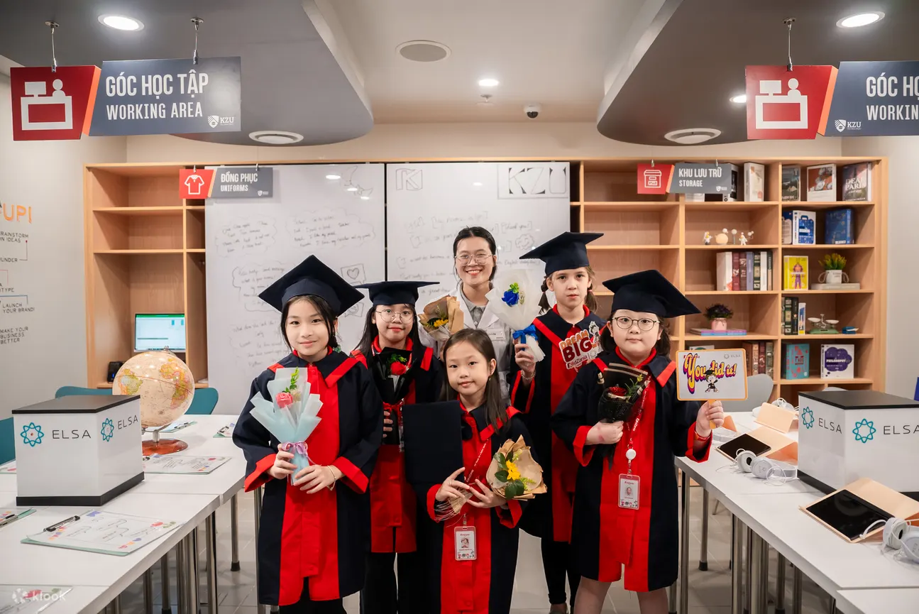 在 KidZania 的迷你大学激励年轻人的思想达到新的高度，在这里好奇的孩子们可以探索一系列学术和专业学科，培养他们的兴趣并为他们的未来开启一个充满可能性的世界。