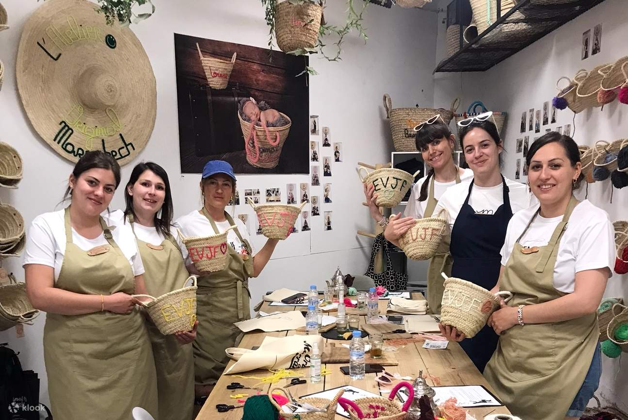 Temukan kegembiraan membuat keranjang Maroko personal Anda sendiri di workshop yang nyaman dan autentik di Marrakech.