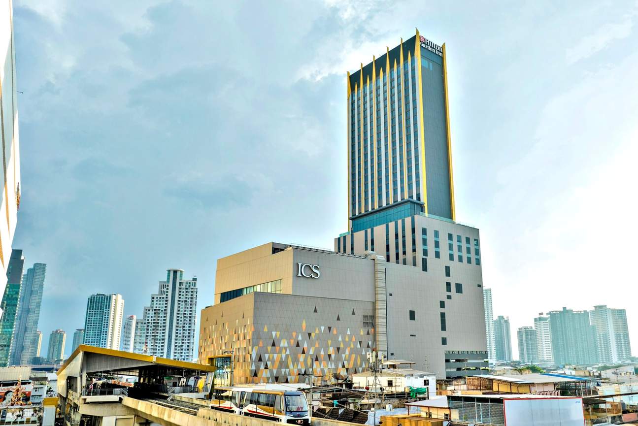 “Mixed-Use Lifestyle Complex”
a mixed-use complex offering visitors over 200 lifestyle brands, 80 trendy eateries, Siriraj H Solutions, the renowned medical and wellness center, as well as Hilton Garden Inn.
