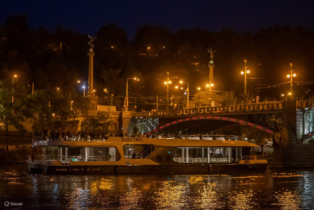 Du thuyền sinh thái buổi tối trên sông Vltava