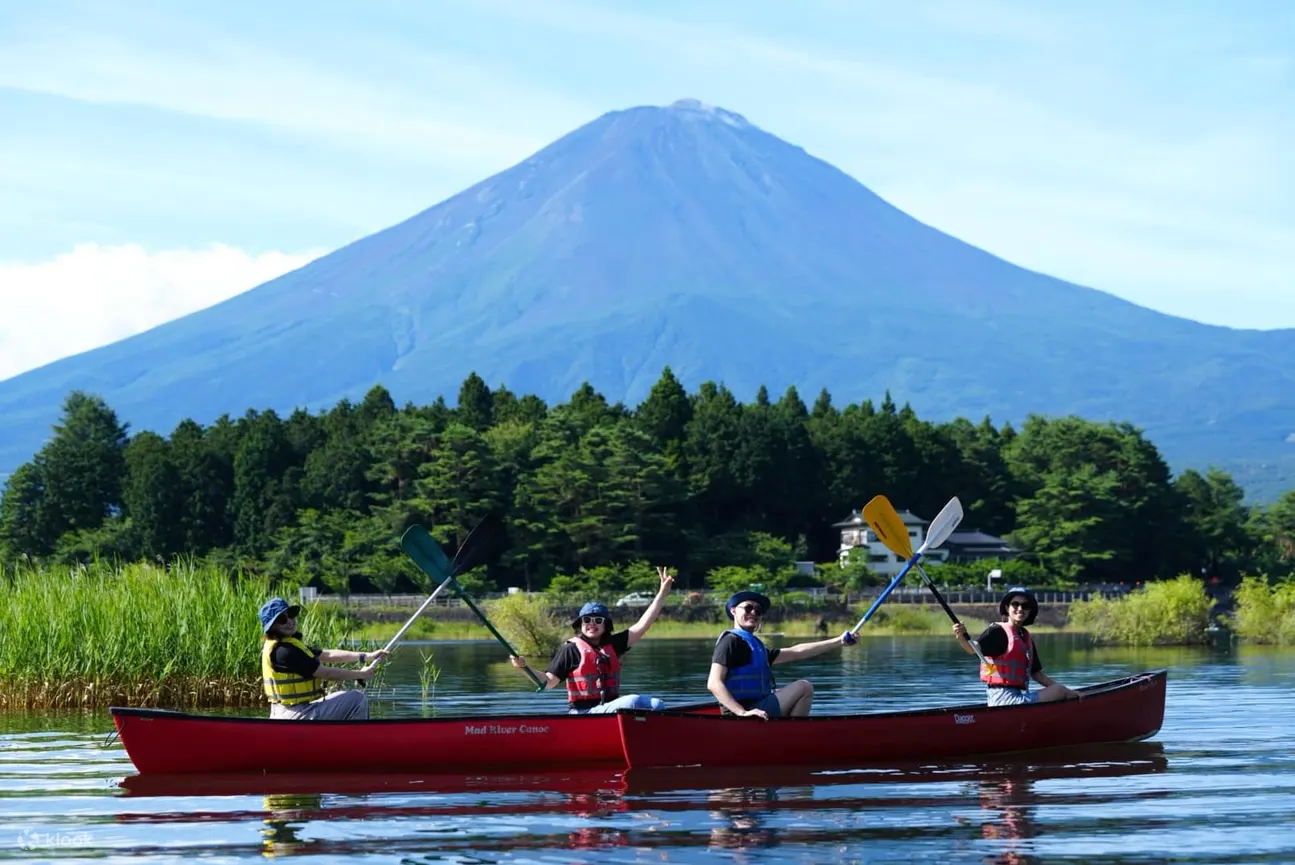 以雄伟的富士山为背景的独木舟体验