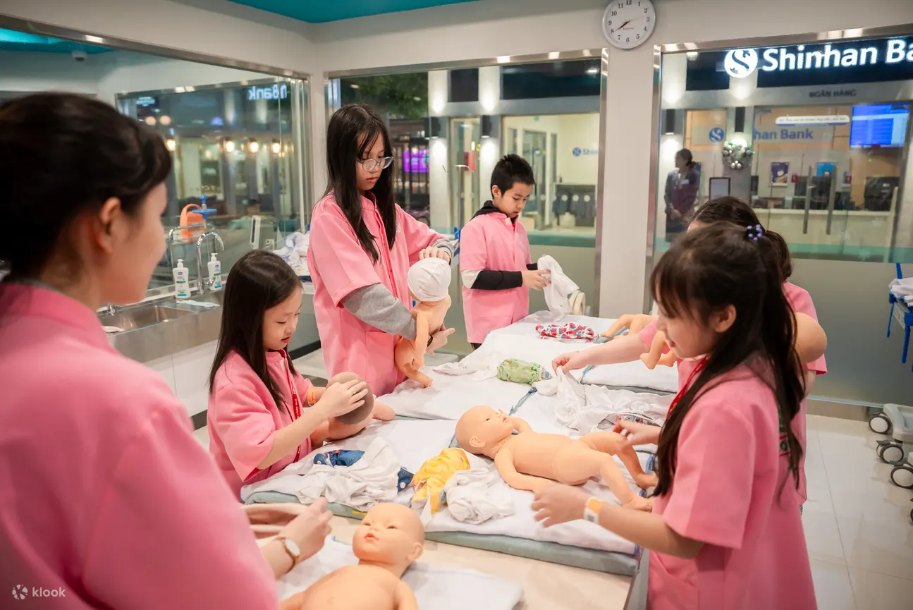 KidZania 的 Hồng Ngọc 医院的“迷你”托儿所总是吸引着一群渴望体验的年轻游客。穿上标志性的粉色制服，年轻的市民们成为了敬业的护士