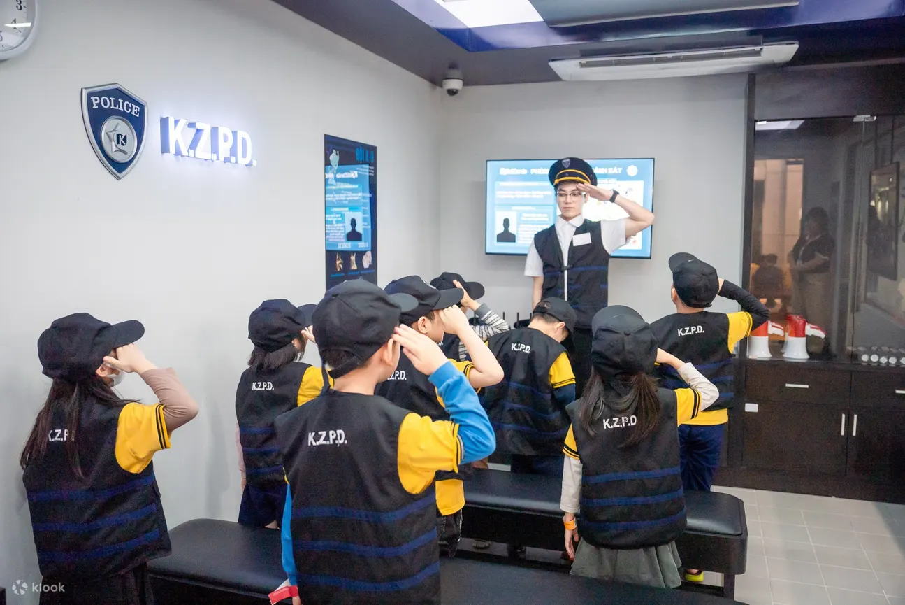走进 KidZania 迷你警察局，走进充满动感的执法世界，孩子们可以穿上警服，扮演新手警官，实现打击犯罪的梦想