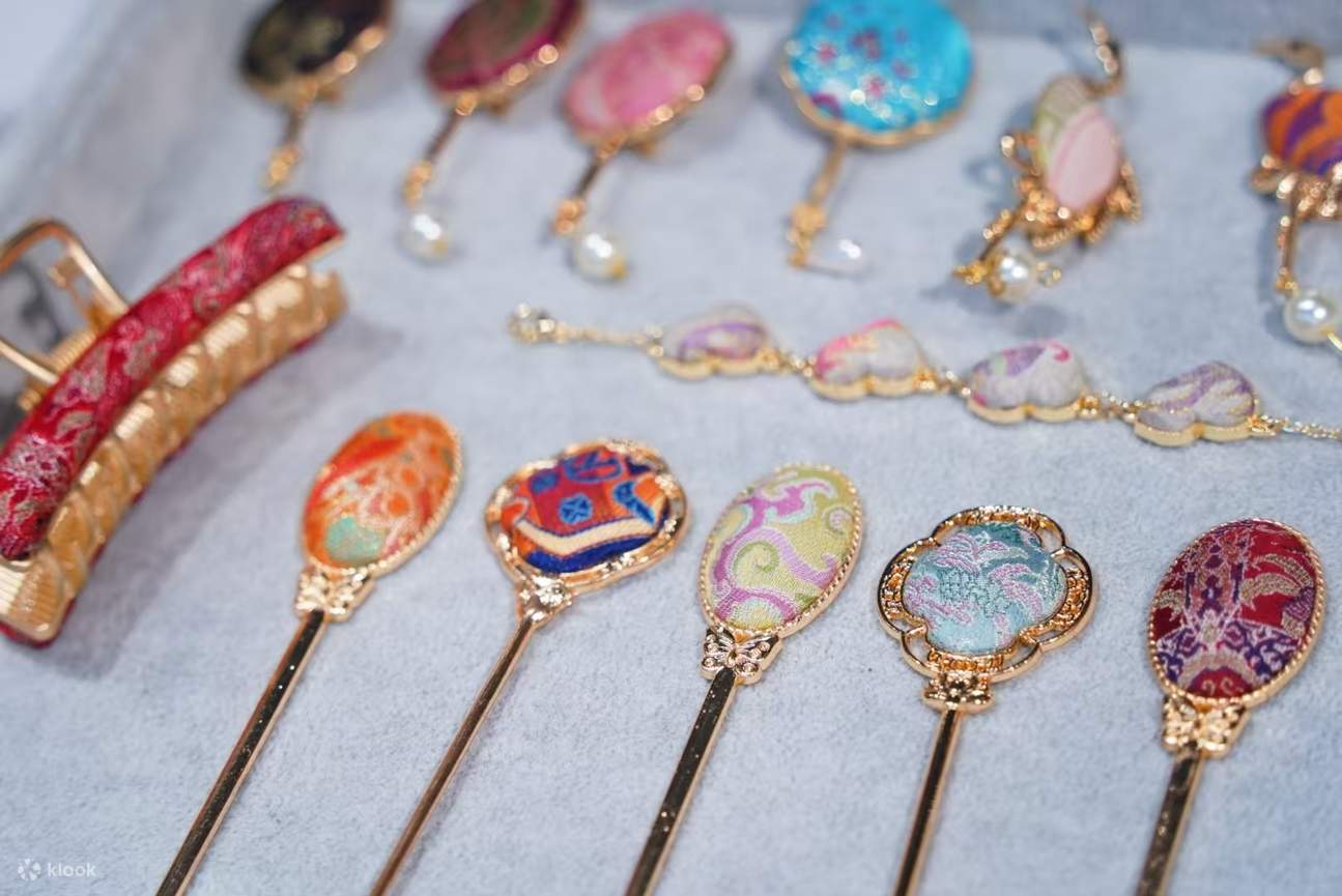 고대의 금석 탁본 예술과 현대적인 장신구 디자인을 완벽하게 융합하여 전통과 현대 사이의 경계를 허물었습니다.