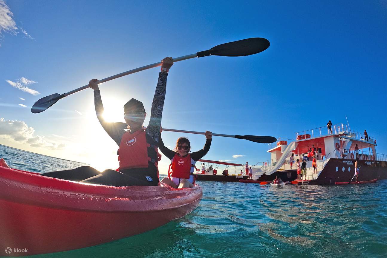 Maximice su experiencia con diversas actividades acuáticas bajo la atenta mirada de la tripulación del yate