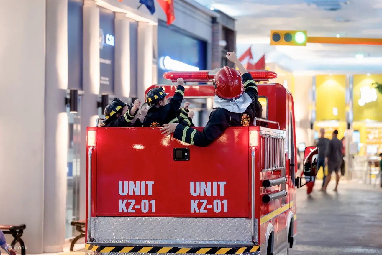 KidZania 充满活力的消防站邀请年轻的英雄们穿上消防服，跳上消防车，通过激动人心的亲身救援模拟来拯救世界，让他们成为善良的力量，对社区产生积极影响