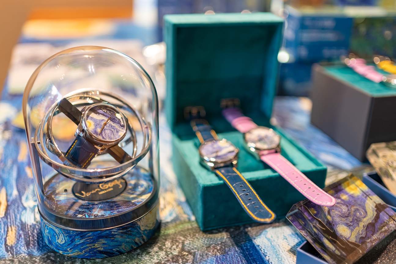 如客人預訂行政客房或主臥套房更包括了價值HK$6800的Starry Night星夜主題鑽石機械腕錶