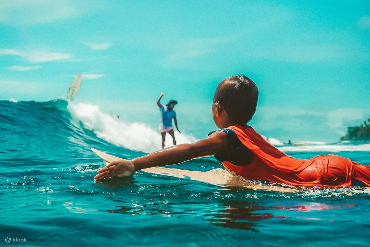 ребенок учится серфингу