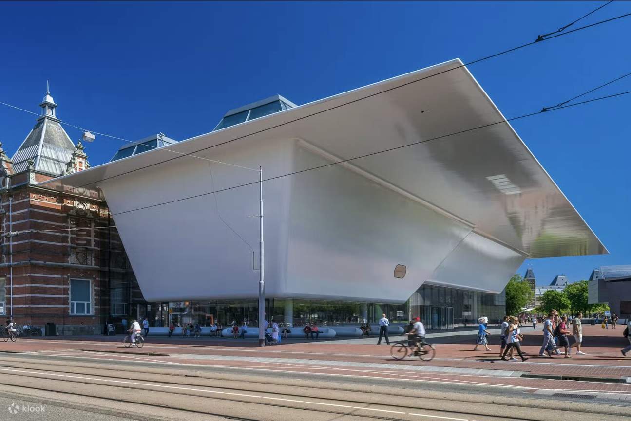 Entrada al Museo Stedelijk en Ámsterdam