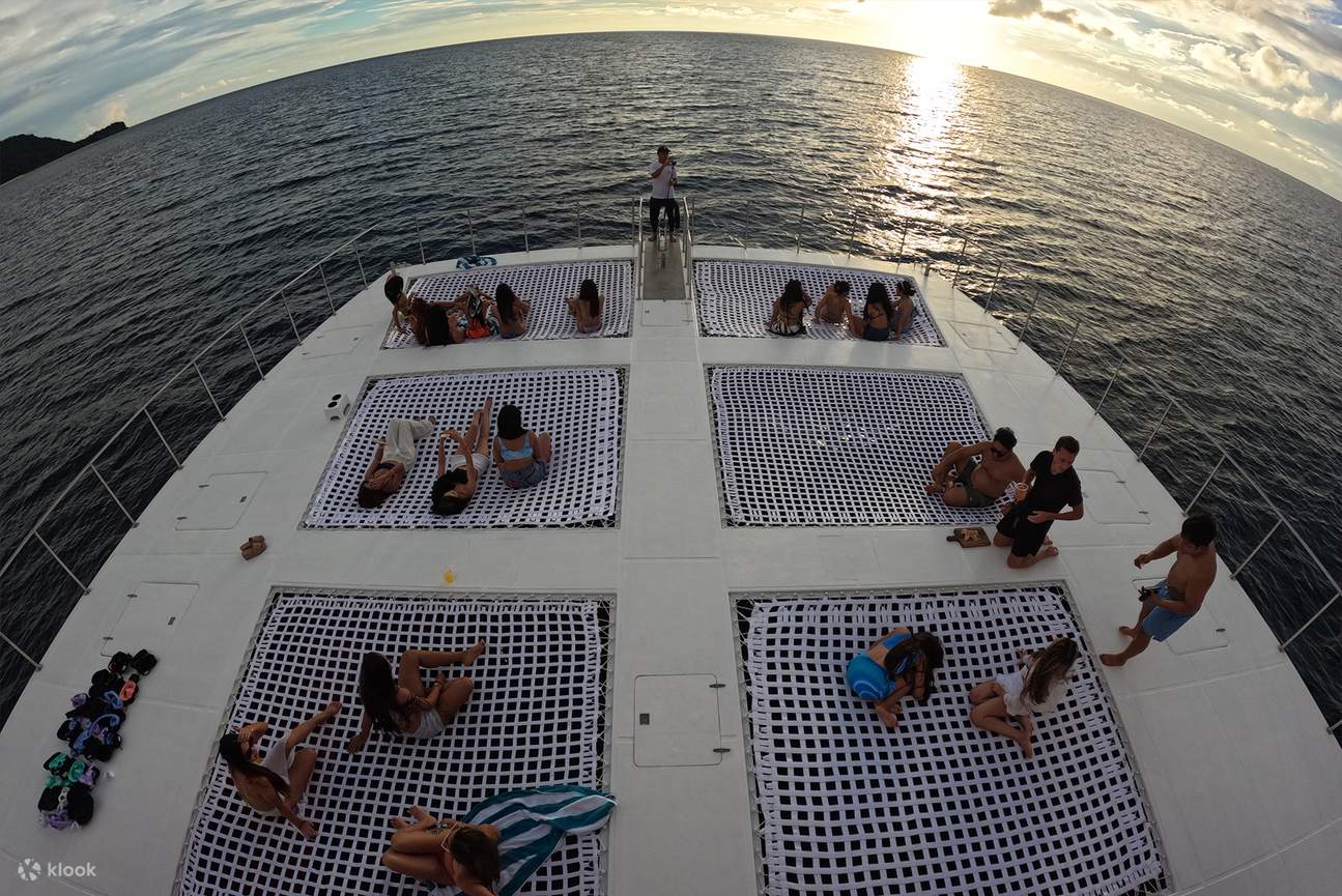 Sea testigo de la magia del panorama del atardecer de Borácay en alta mar