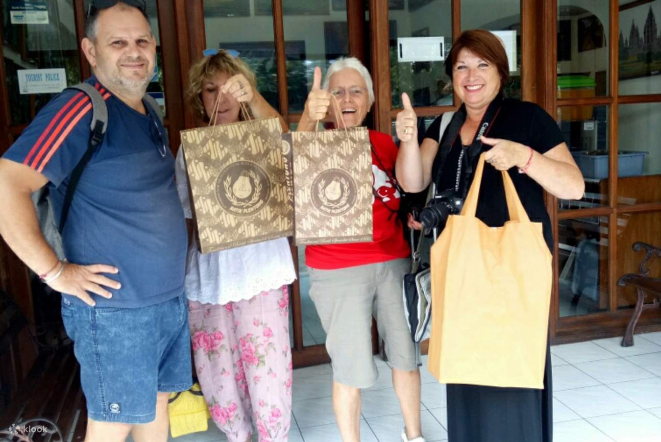 Los turistas disfrutan de las compras en Yogyakarta