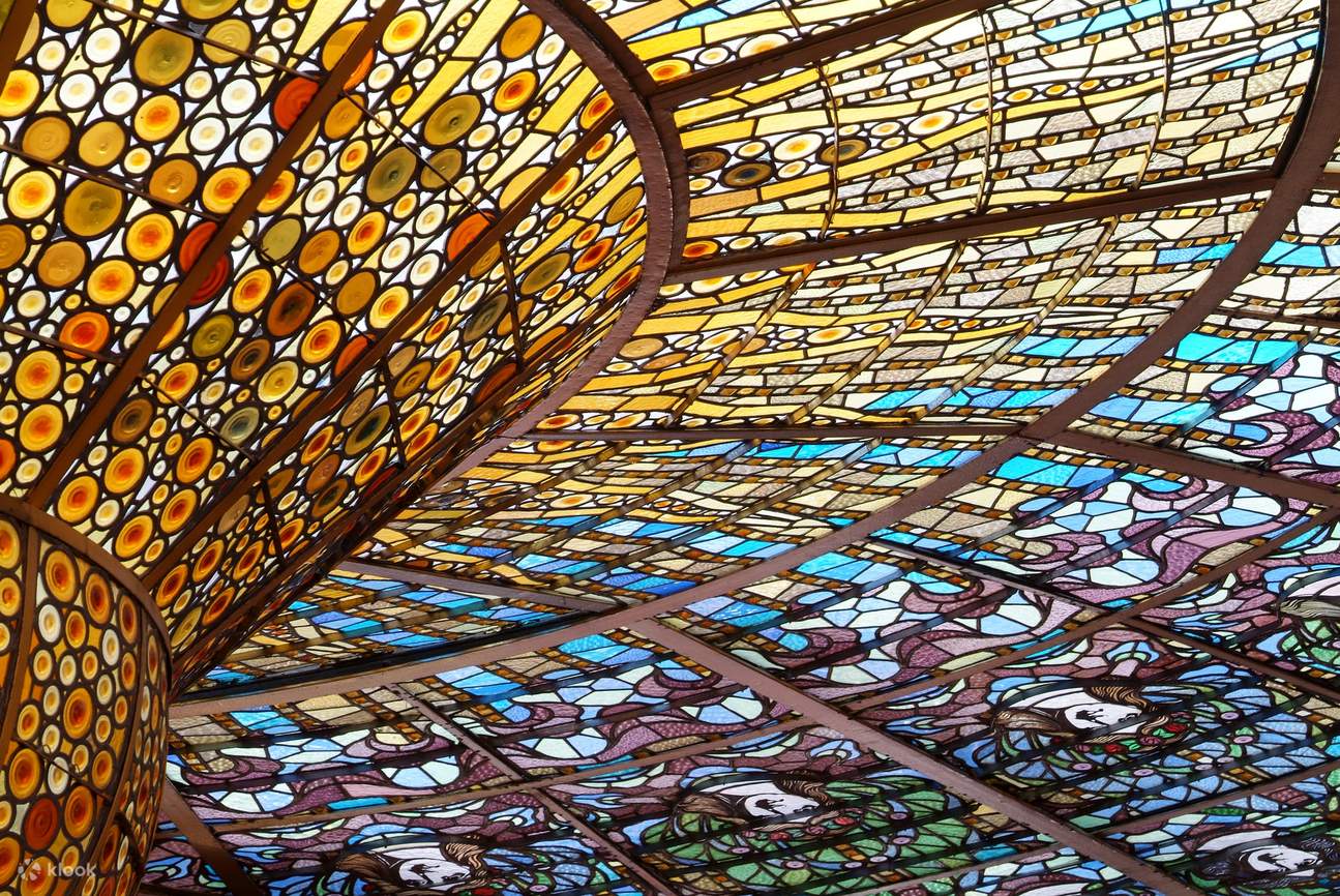 витражный купол Дворца каталонской музыки (Palau de la Música Catalana)