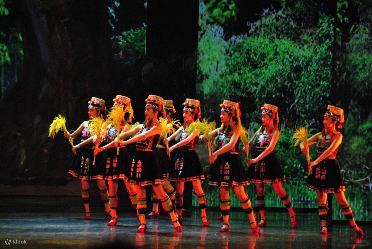 Dipadukan dengan musik yang ritmis dan merdu, pengunjung akan merasa seolah-olah berada di istana seni budaya nasional, dan sangat terkesan dengan pesona artistik yang unik ini.